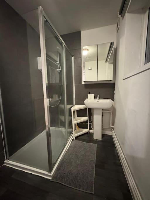 Cozy 3-bed House In Centre *